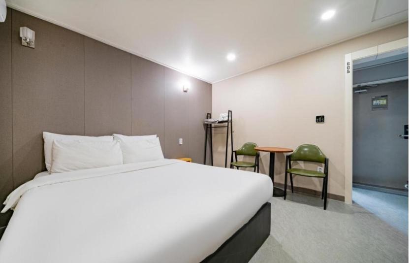 Giường trong phòng chung tại Y Motel