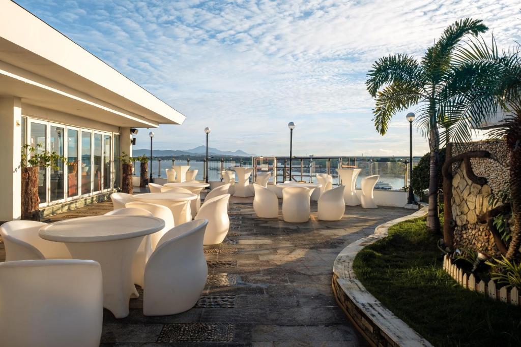 公主港的住宿－陽光酒店，庭院里一排白色的椅子