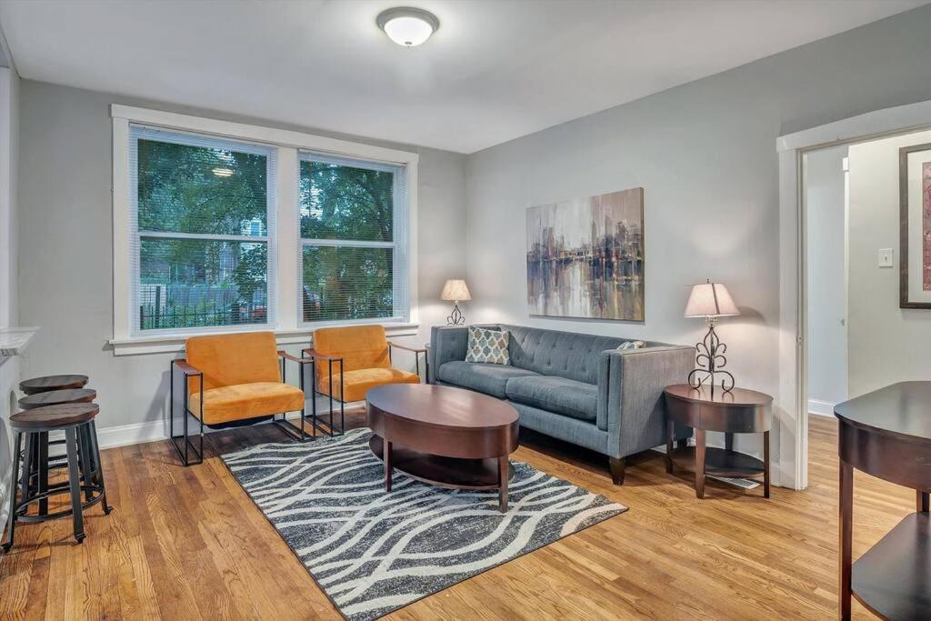 sala de estar con sofá y sillas en Beautiful Brand New Tower Grove Unit 1s, en Clifton Heights