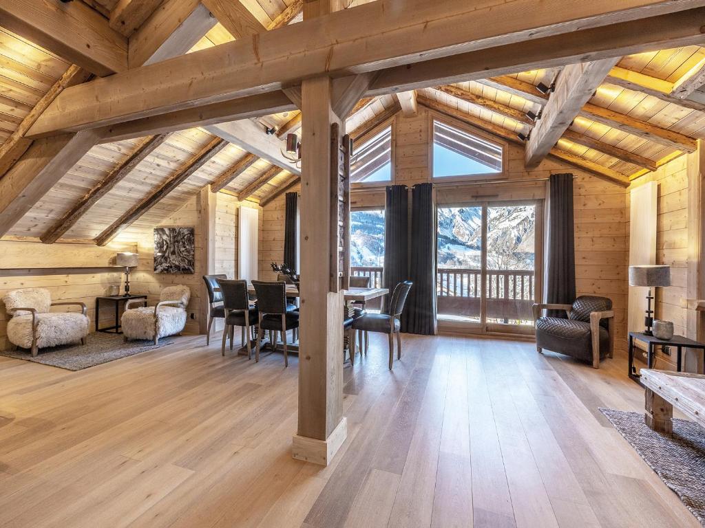 - un salon avec des plafonds en bois, une table et des chaises dans l'établissement Appartement Saint-Martin-de-Belleville, 4 pièces, 8 personnes - FR-1-461-9, à Saint-Martin-de-Belleville