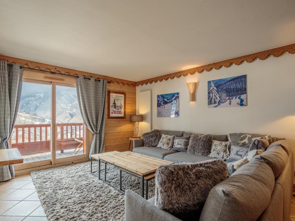 uma sala de estar com um sofá e uma mesa em Appartement Saint-Martin-de-Belleville, 4 pièces, 8 personnes - FR-1-461-16 em Saint-Martin-de-Belleville