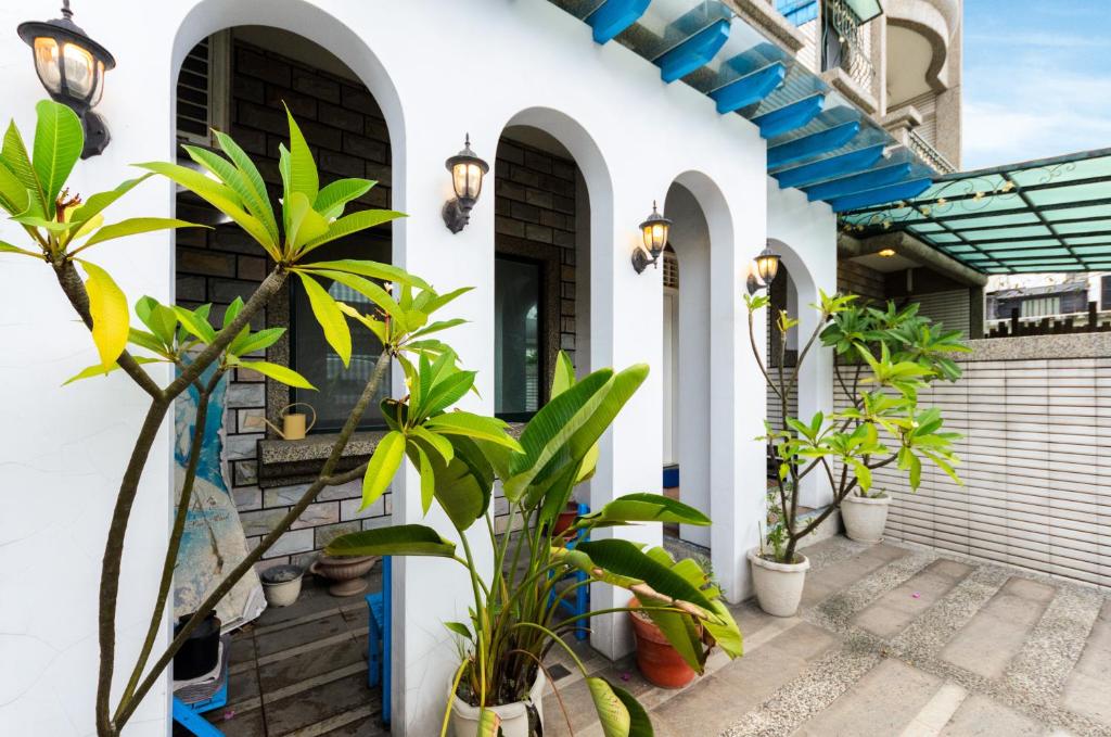 a house with plants in the courtyard at 晶藍色美人魚 Mermaid Inn in Hualien City