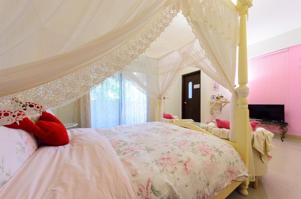 a bedroom with a bed with a canopy at 晶藍色美人魚 Mermaid Inn in Hualien City