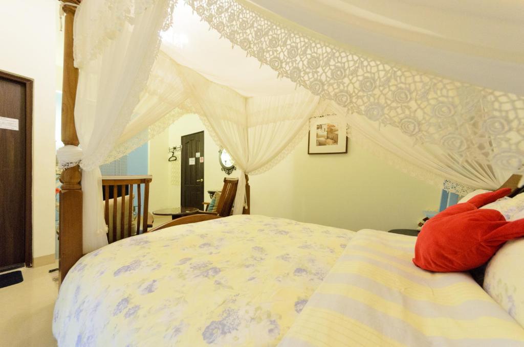 a bedroom with a bed with a canopy at 晶藍色美人魚 Mermaid Inn in Hualien City