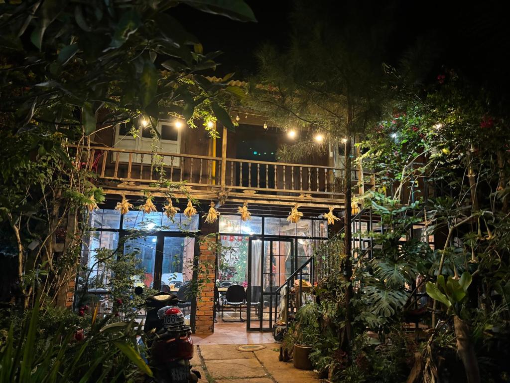 une maison avec un balcon et des plantes la nuit dans l'établissement Lily's Stone Garden, 
