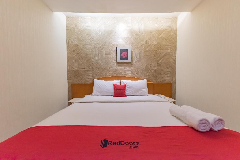 Postel nebo postele na pokoji v ubytování RedDoorz Plus @ Cipaganti Street 3