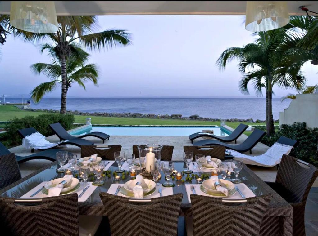 A restaurant or other place to eat at VIP Terrenas Service