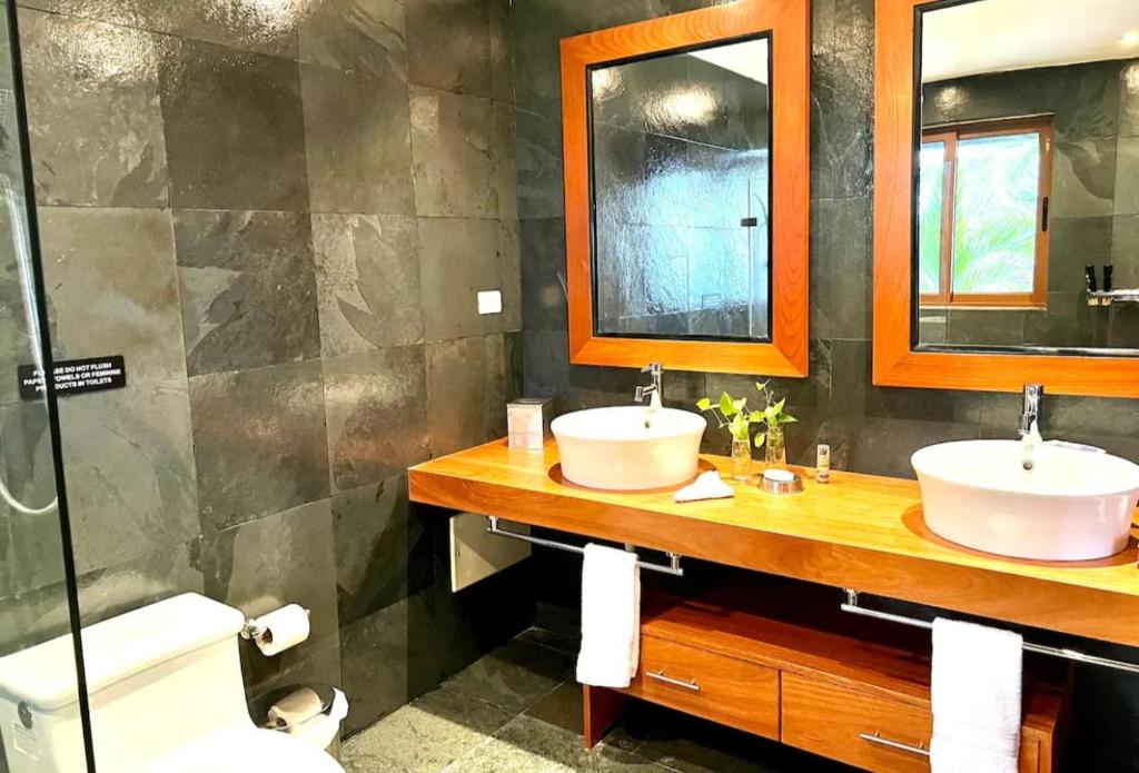 a bathroom with two sinks and a toilet at VIP Terrenas Service in Santa Bárbara de Samaná