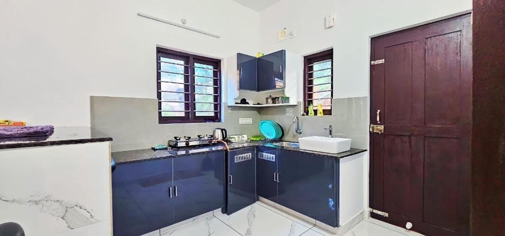 Kuchyň nebo kuchyňský kout v ubytování Nilavu Homestay Mamalakandam