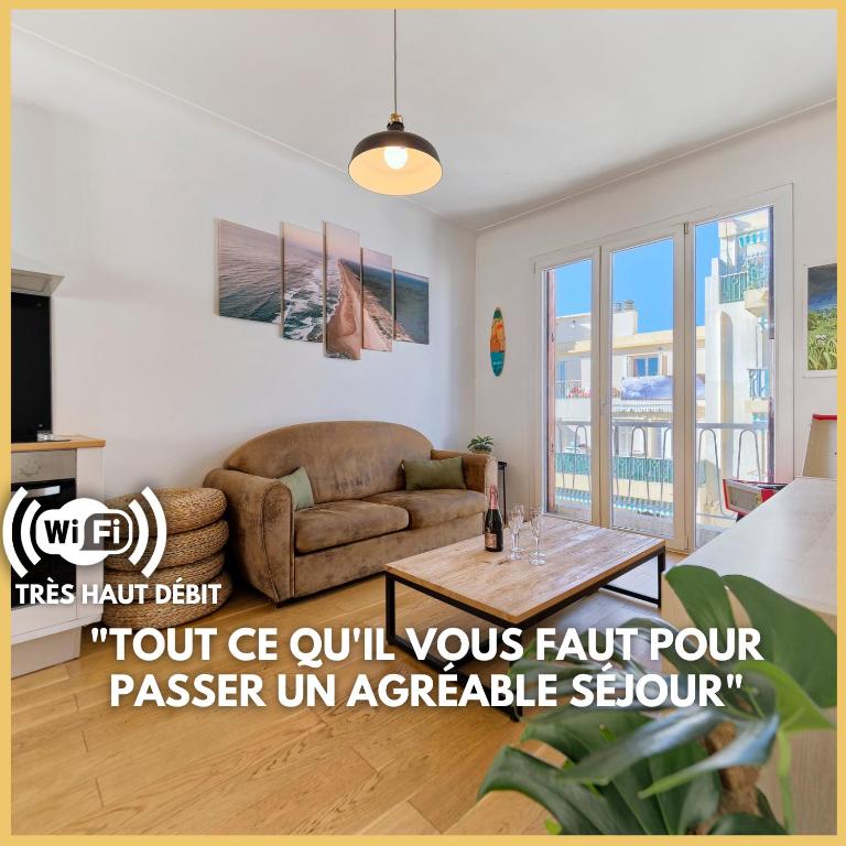 un salon avec un canapé et une table dans l'établissement CENTRE VILLE-SUPERBE APPARTEMENT DE 50 M2 - COSY AVEC TERRASSE -Wifi, à Nice