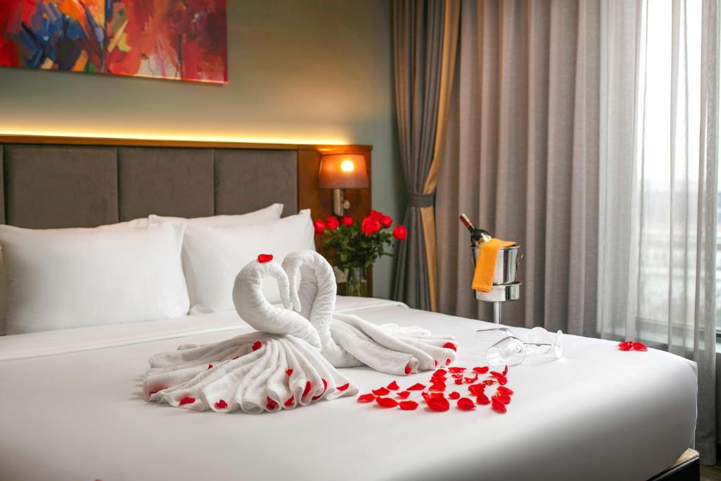 Postel nebo postele na pokoji v ubytování GRAND CITITEL Hanoi Hotel & Spa