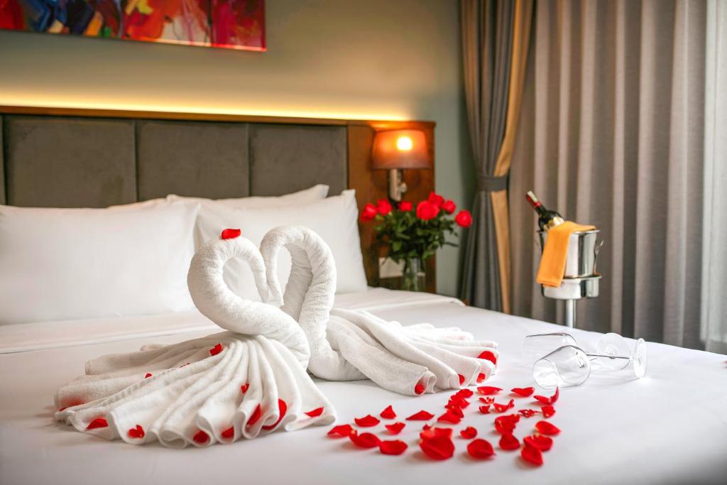 Postel nebo postele na pokoji v ubytování GRAND CITITEL Hanoi Hotel & Spa