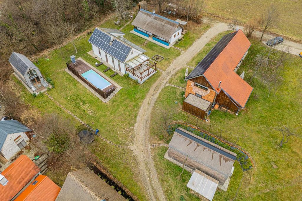 uma vista aérea de uma casa com um solário em Goricko Natural Chalets - Happy Rentals em Križevci