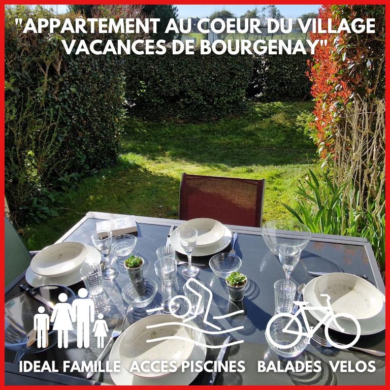 une table avec des assiettes et des verres à vin dessus dans l'établissement 