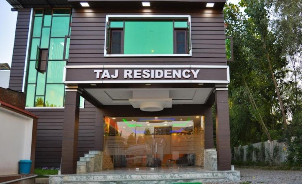 - un restaurant de thé avec un panneau indiquant la résidence de thé dans l'établissement Hotel Taj Residency Srinagar, à Srinagar