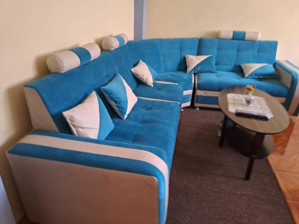 a blue couch in a living room with a table at Departamento Las Malvinas Puno in Puno
