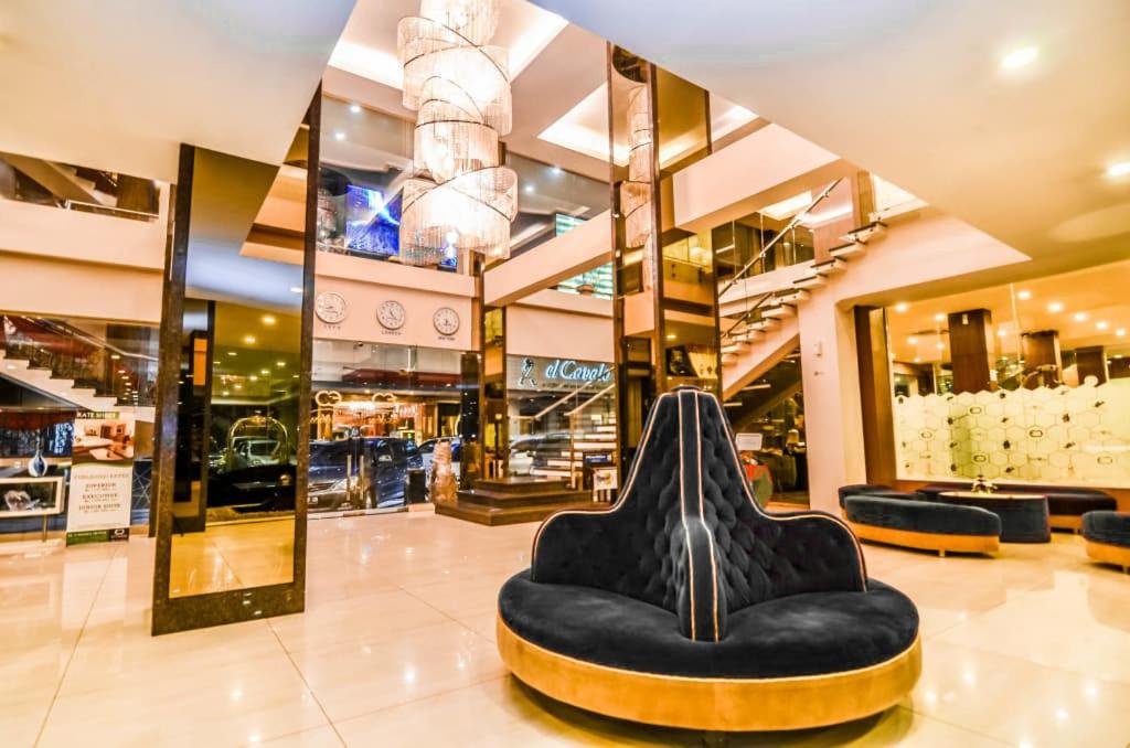 une chaise noire assise au milieu d'un centre commercial dans l'établissement El Cavana Bandung, à Bandung