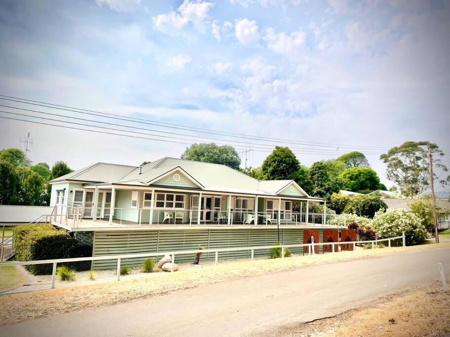 una casa sentada al costado de un camino en River Front on Hennessy, en Tocumwal