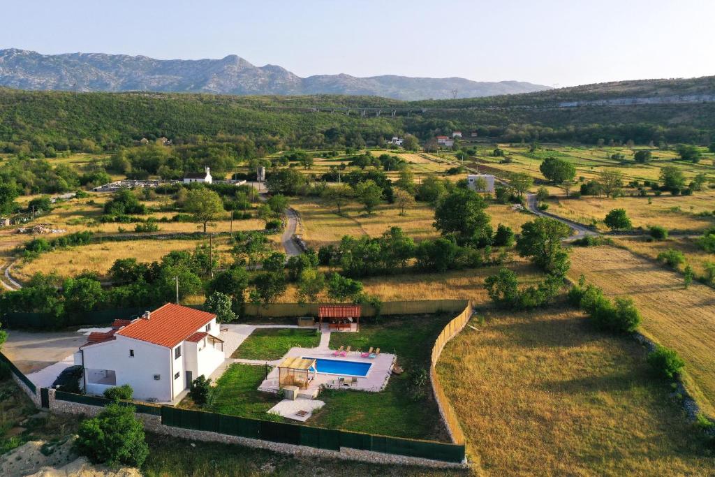 una vista aérea de una casa con piscina en Villa Villa Solis - luxury with pool, en Dicmo
