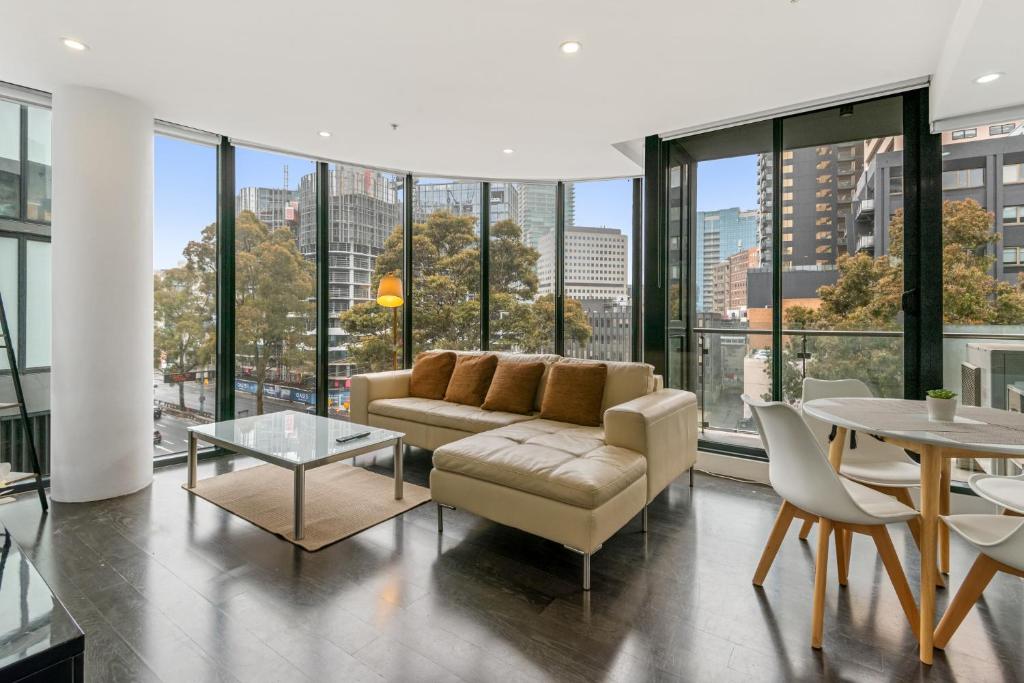 - un salon avec un canapé et une table dans l'établissement 2-Bed Inner-City Pad Bright with Panoramic Views, à Melbourne
