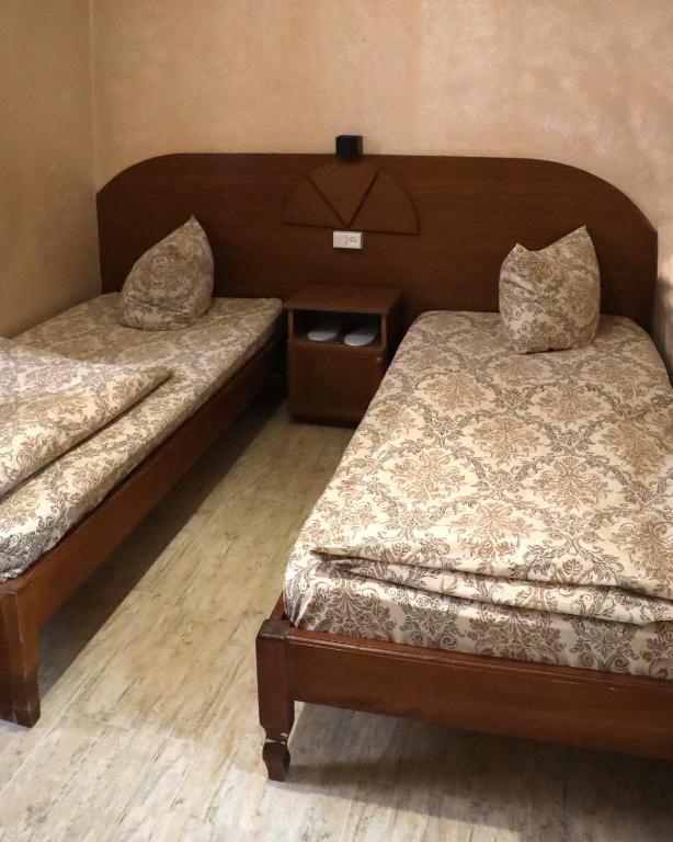 Postel nebo postele na pokoji v ubytování White House Hotel