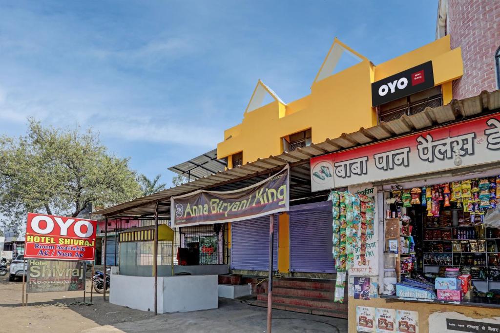 un magasin dans une rue en face d'un bâtiment dans l'établissement OYO Hotel Shivraj, à Bilāspur