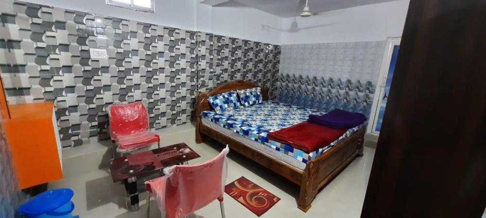 um quarto com uma cama num quarto com uma parede em Hotel Shree Sai em Dāringbārhi