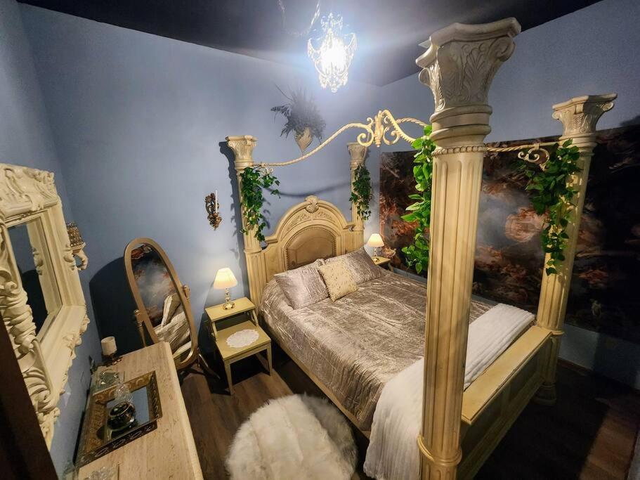 una camera da letto con un letto a baldacchino in una stanza di The Fairytale Cottage at High Rock Castle a Monroe