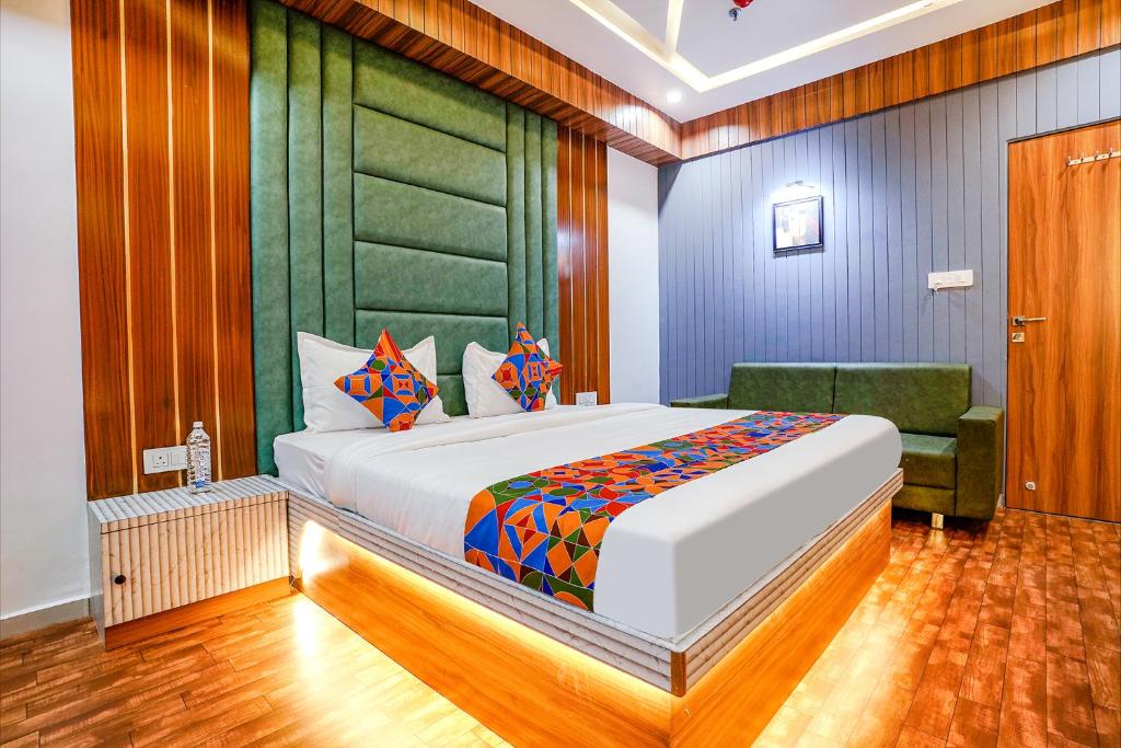 um quarto com uma cama grande num quarto em FabHotel Max em Vadodara