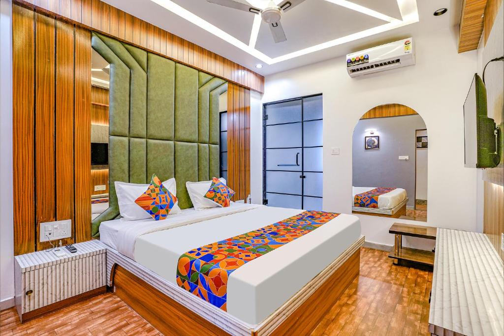 Postel nebo postele na pokoji v ubytování FabHotel Max