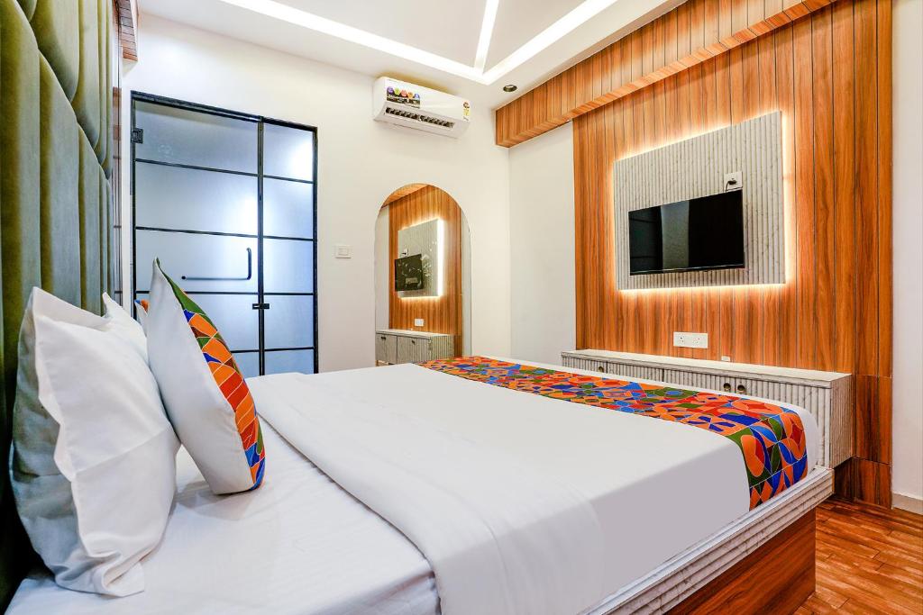 Postel nebo postele na pokoji v ubytování FabHotel Max