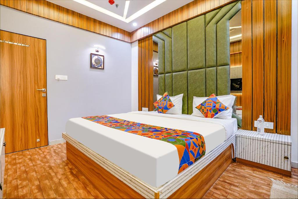 Postel nebo postele na pokoji v ubytování FabHotel Max