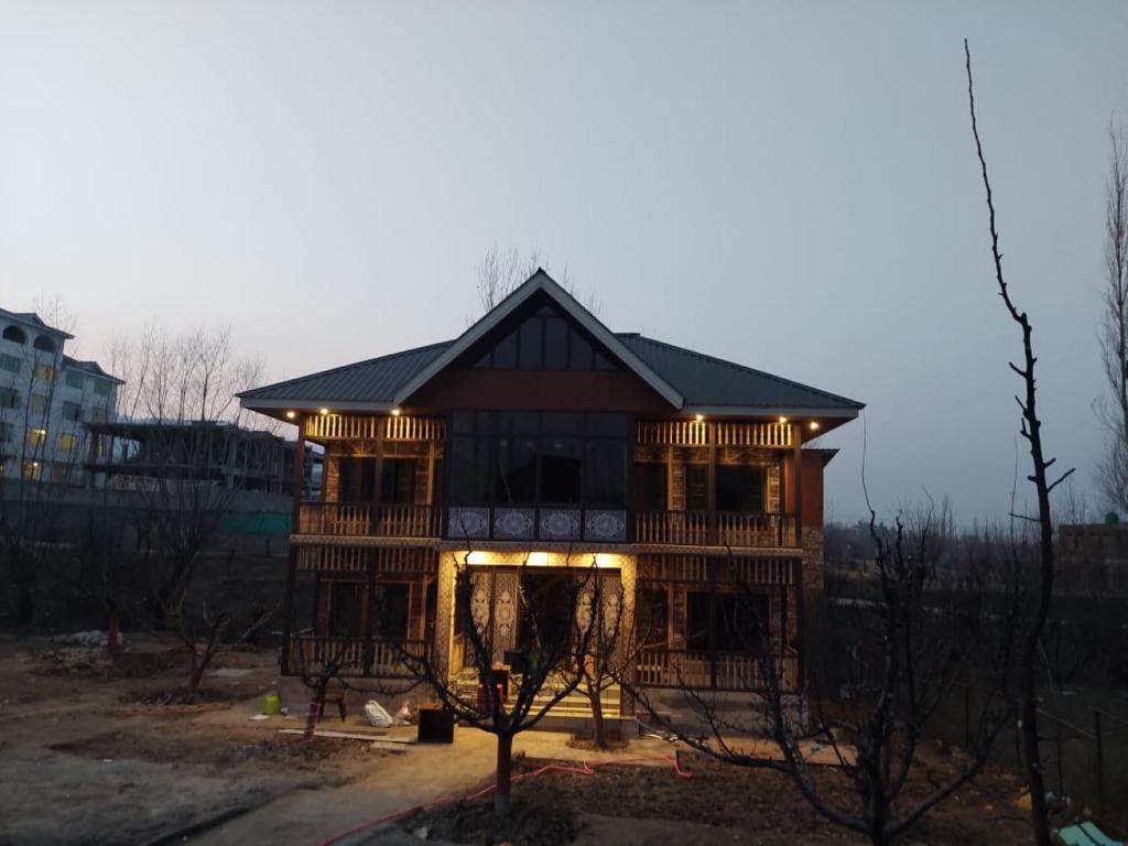 uma casa com um telhado de gambrel em Hideaway Cottages , Tangmarg em Tangmarg