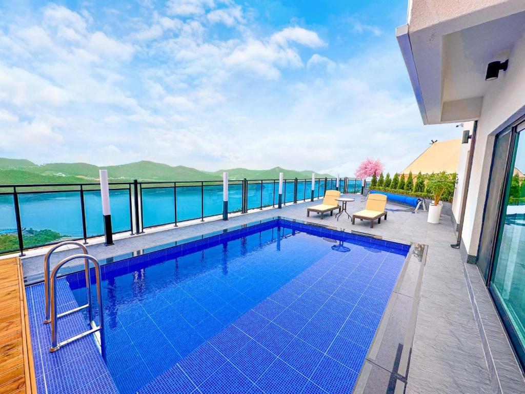 ヨス市にあるSimer Resort & Pool Villaの水辺の景色を望むスイミングプール
