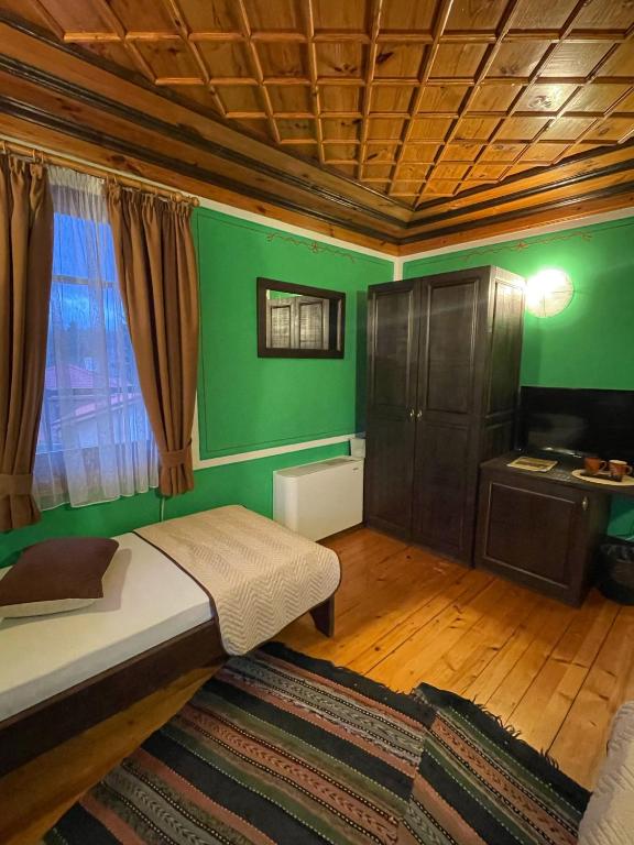 Postel nebo postele na pokoji v ubytování Guest rooms Colorit