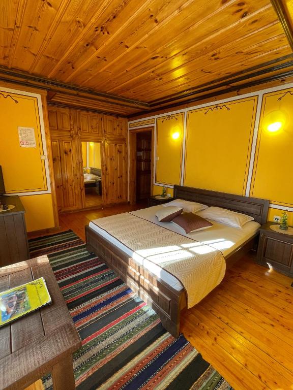 Postel nebo postele na pokoji v ubytování Guest rooms Colorit