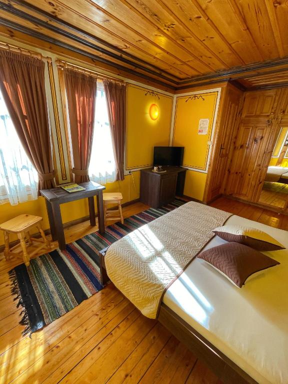 Postel nebo postele na pokoji v ubytování Guest rooms Colorit