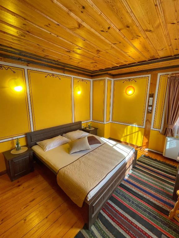 Postel nebo postele na pokoji v ubytování Guest rooms Colorit