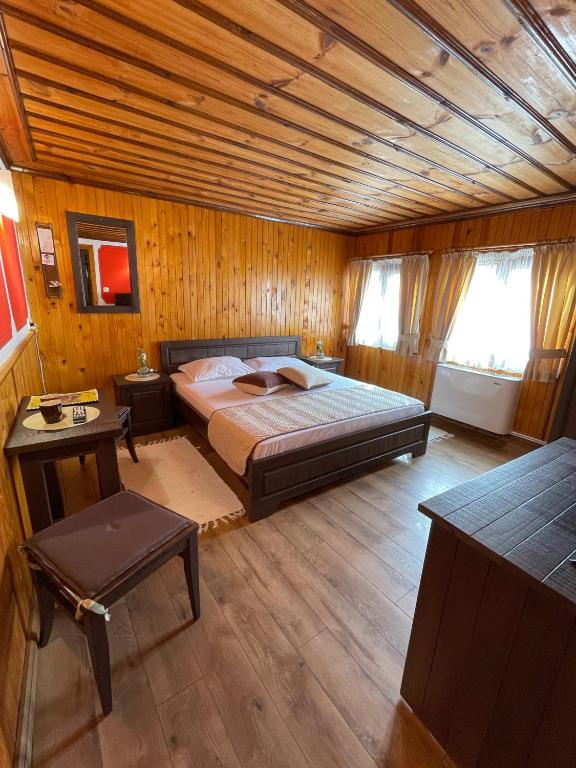 Postel nebo postele na pokoji v ubytování Guest rooms Colorit