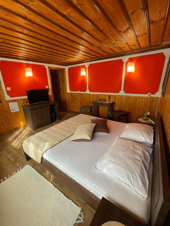 Postel nebo postele na pokoji v ubytování Guest rooms Colorit