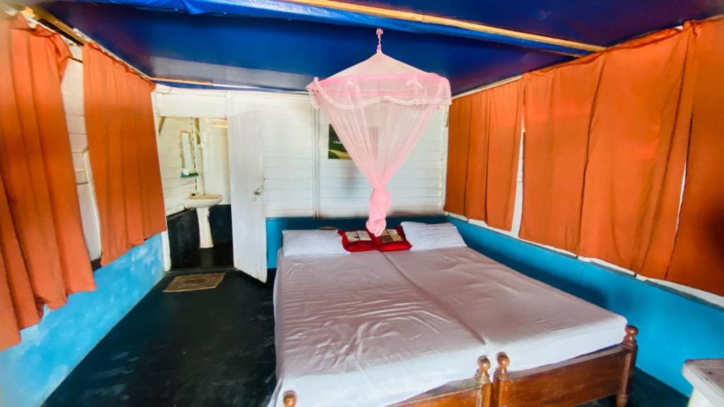 Un pat sau paturi într-o cameră la Happy Beach Sea View Room