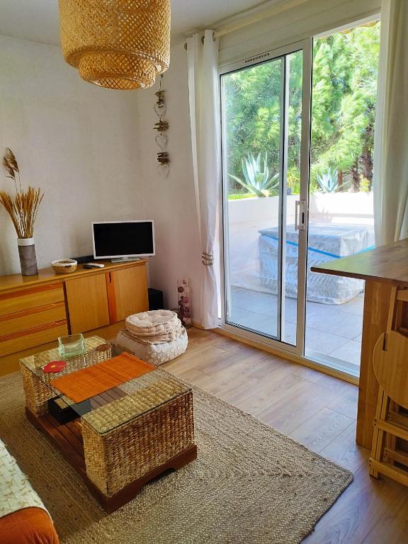 Televízia a/alebo spoločenská miestnosť v ubytovaní Charmant T2 terrasse, bord de mer