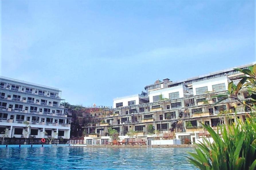 un grand bâtiment à côté d'une grande étendue d'eau dans l'établissement Cikidang Resort, à Sukabumi