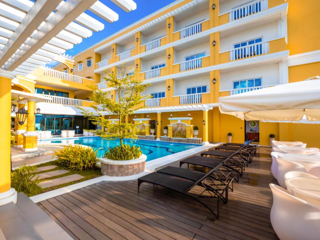 Bazén v ubytování Sunlight Hotel Coron nebo v jeho okolí