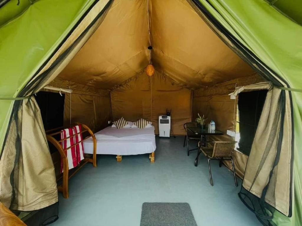 tenda con letto e tavolo di Green View Peak a Gampola