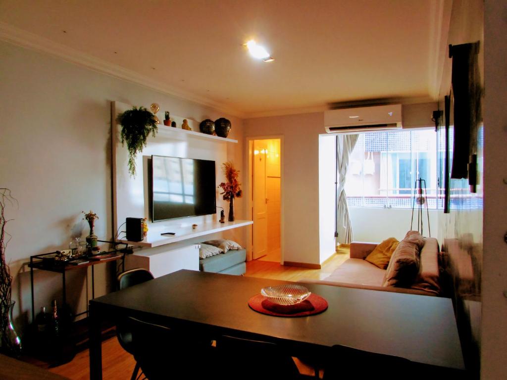 Studio La Amazon في بيليم: غرفة معيشة مع طاولة وأريكة