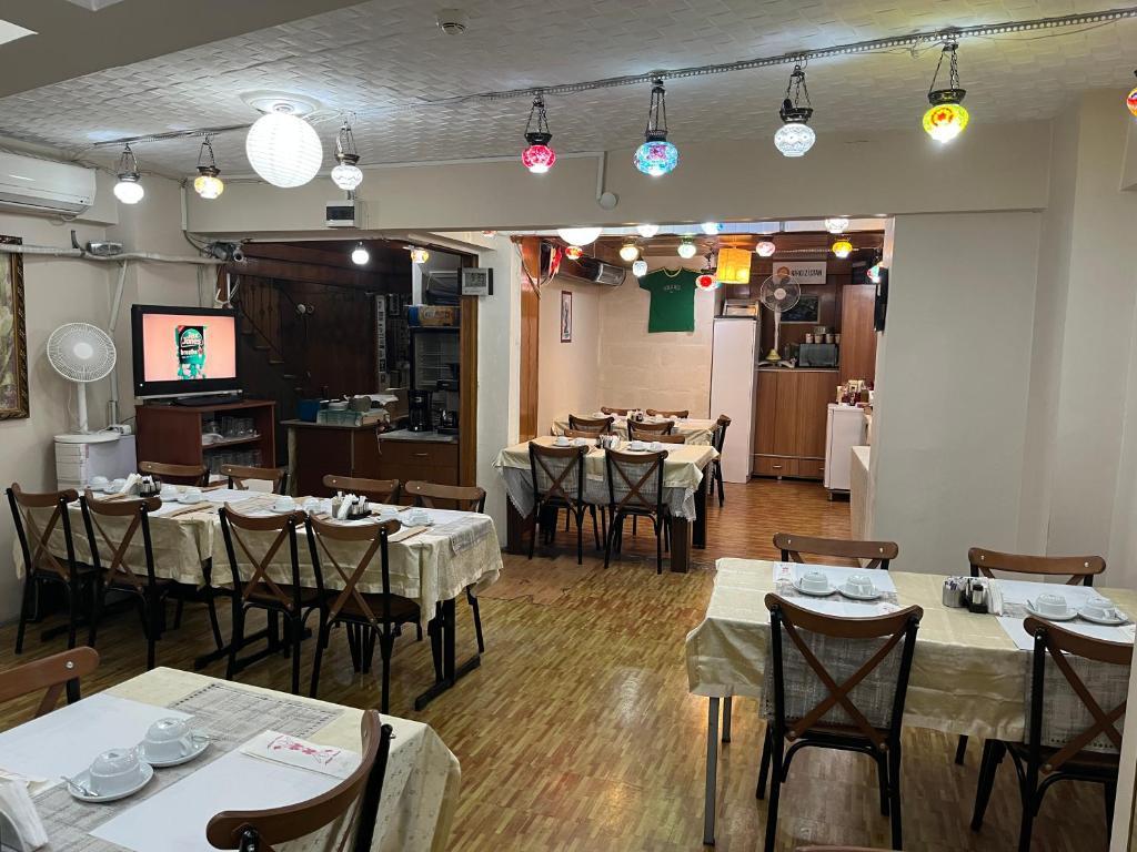 TV a/nebo společenská místnost v ubytování Paris Hotel