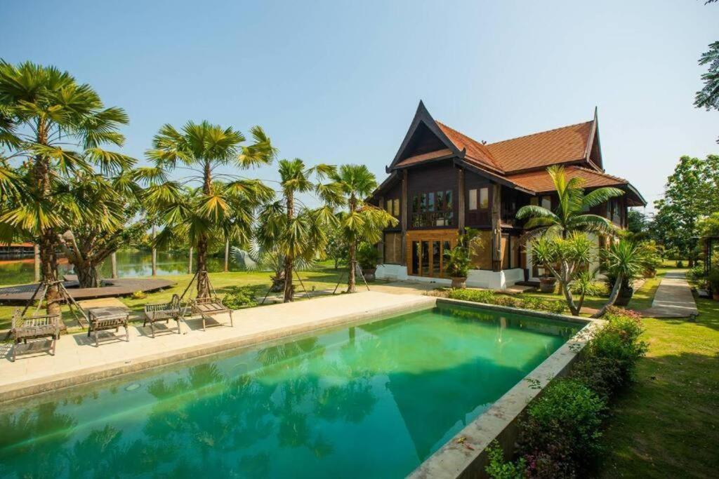 Majoituspaikassa Luxury Thai Lanna house and Farm stay Chiangmai tai sen lähellä sijaitseva uima-allas