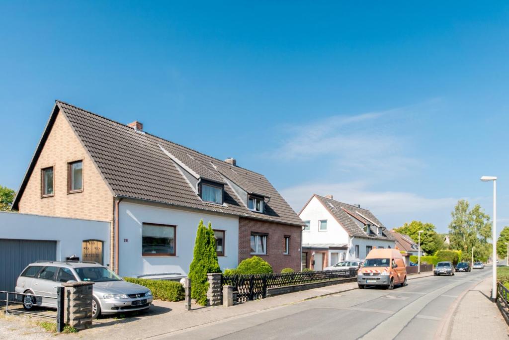 une rue avec des maisons et des voitures garées dans la rue dans l'établissement Private House, à Hanovre