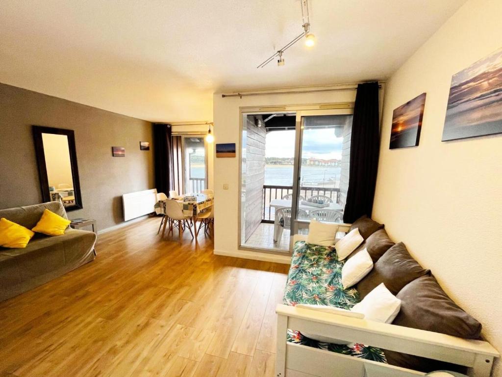 un salon avec un canapé et une table dans l'établissement Résidence Rivages - 2 Pièces pour 4 Personnes 344, à Vieux-Boucau-les-Bains
